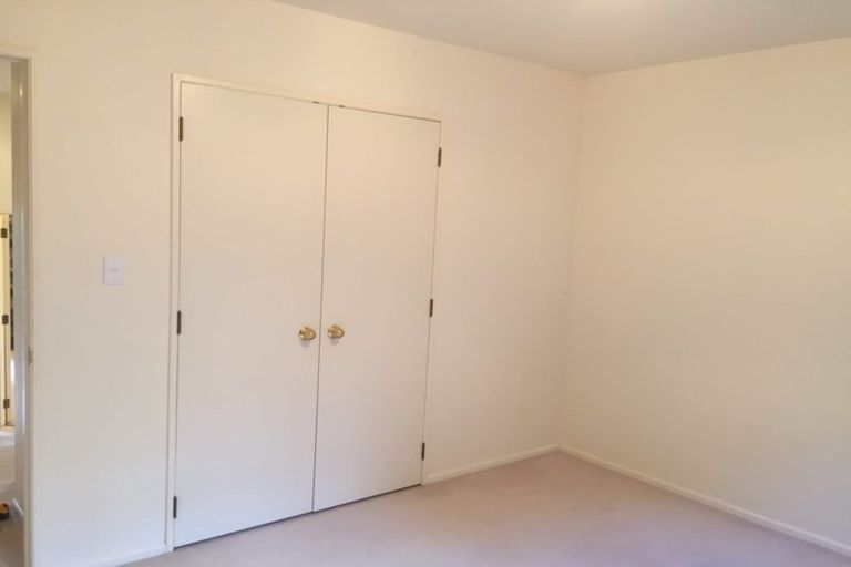 Photo of property in 21 Taupiko Place, Green Bay, Auckland, 0604