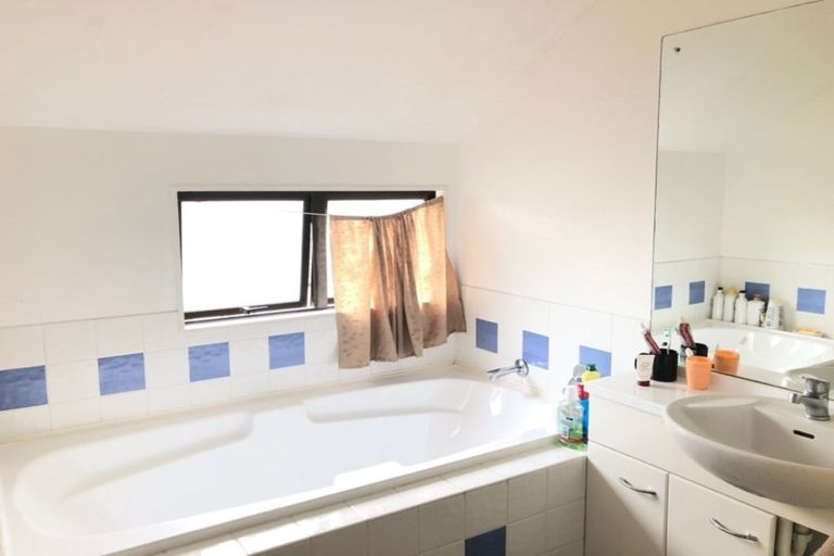 Photo of property in 33a Oakwood Grove, Eastern Beach, Auckland, 2012