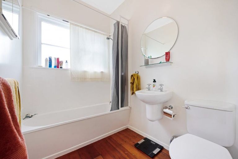 Photo of property in 15 Mertoun Terrace, Highbury, Wellington, 6012