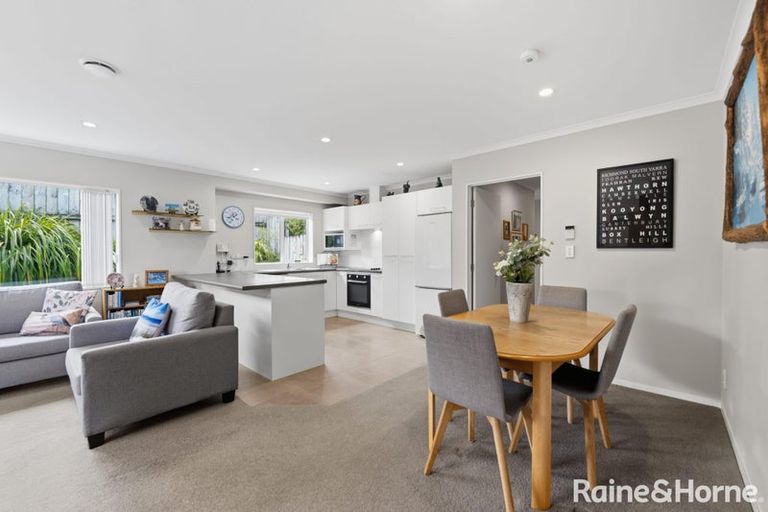 Photo of property in 18 Nirmal Place, Sunnyvale, Auckland, 0612