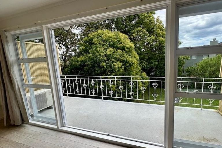 Photo of property in 6/133 Shakespeare Road, Milford, Auckland, 0620