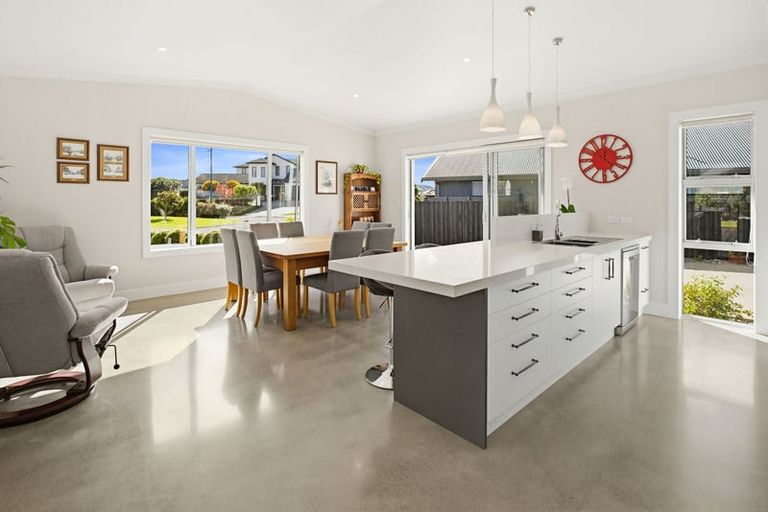 Photo of property in 14 Topping Place, Whitianga, 3510