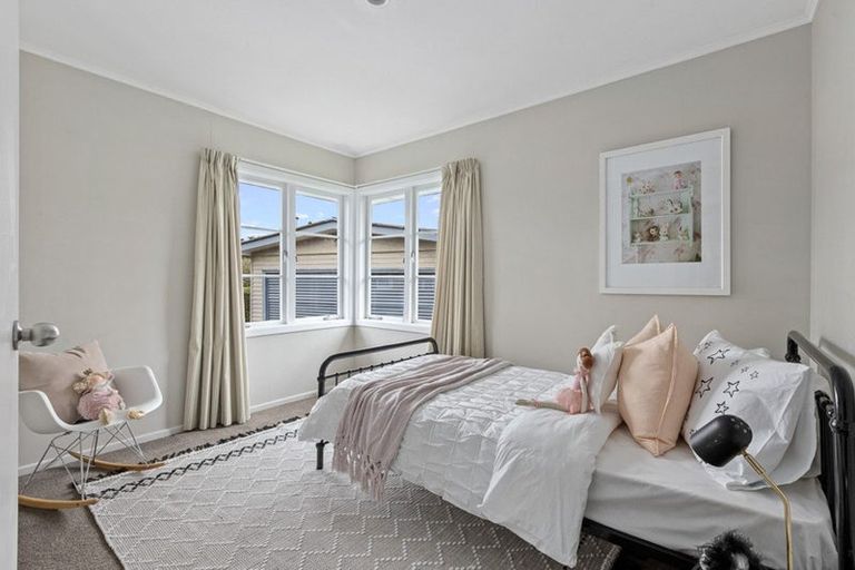 Photo of property in 12 London Street, Te Atatu Peninsula, Auckland, 0610