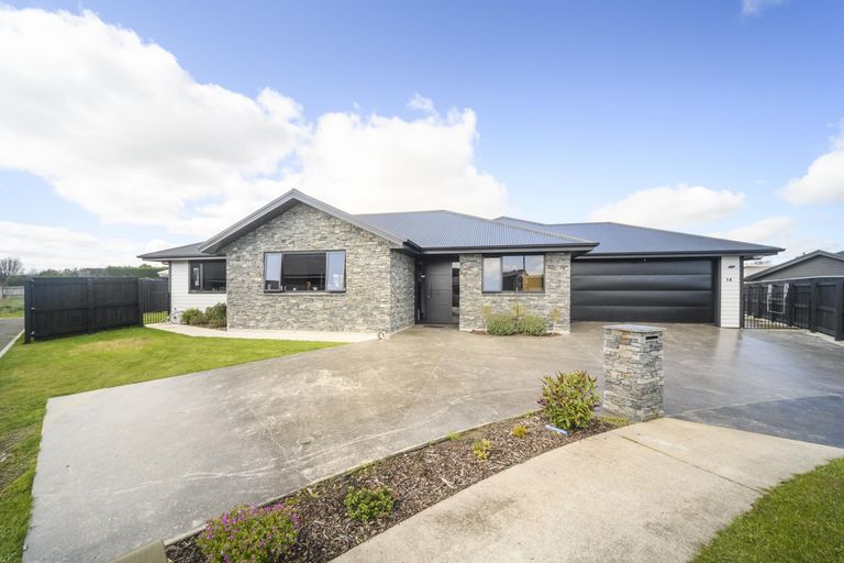 Photo of property in 14 Huffington Place, Feilding, 4702
