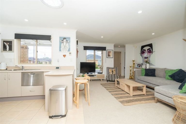 Photo of property in 15 Sovereign Isle Lane, Rototuna, Hamilton, 3210