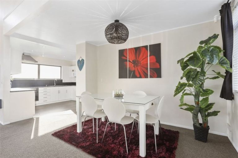 Photo of property in 44 Rewarewa Road, Te Atatu Peninsula, Auckland, 0610