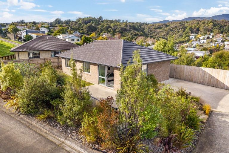 Photo of property in 92 Sunstone Crescent, Timberlea, Upper Hutt, 5018
