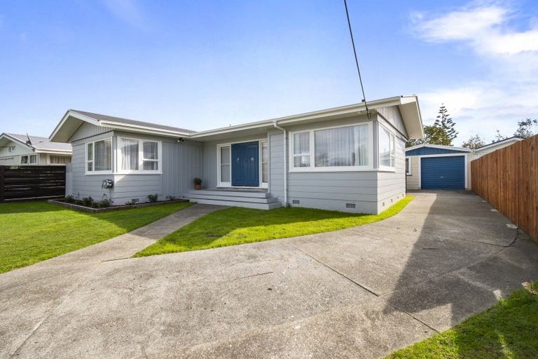 Photo of property in 18 Tararua Terrace, Cloverlea, Palmerston North, 4412