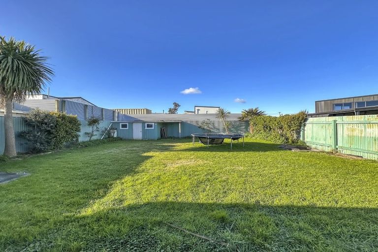 Photo of property in 18 Karaka Street, Castlecliff, Whanganui, 4501