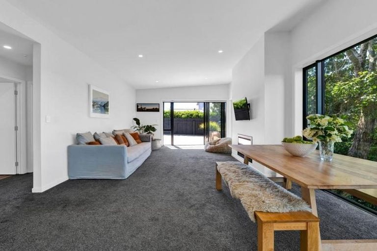 Photo of property in 2 Wairau Road, Oakura, 4374