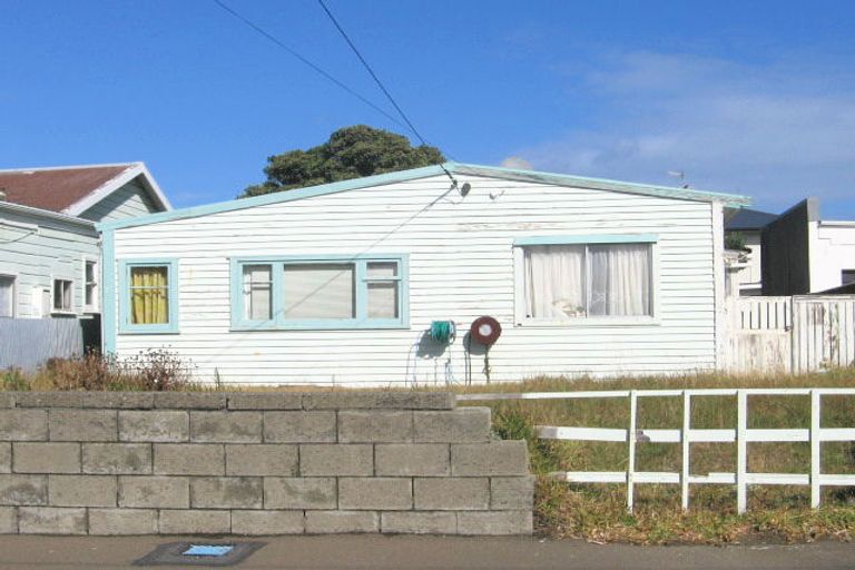 Photo of property in 15 Rua Street, Lyall Bay, Wellington, 6022