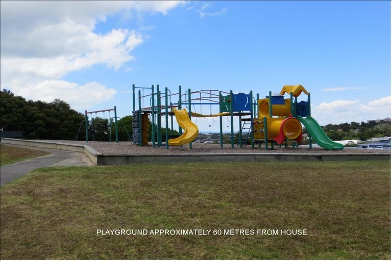 Photo of property in 8 Leiden Place, Totara Vale, Auckland, 0629