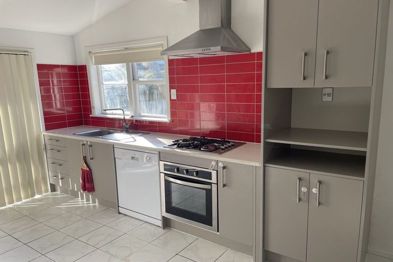 Photo of property in 31 Newington Road, Henderson, Auckland, 0612