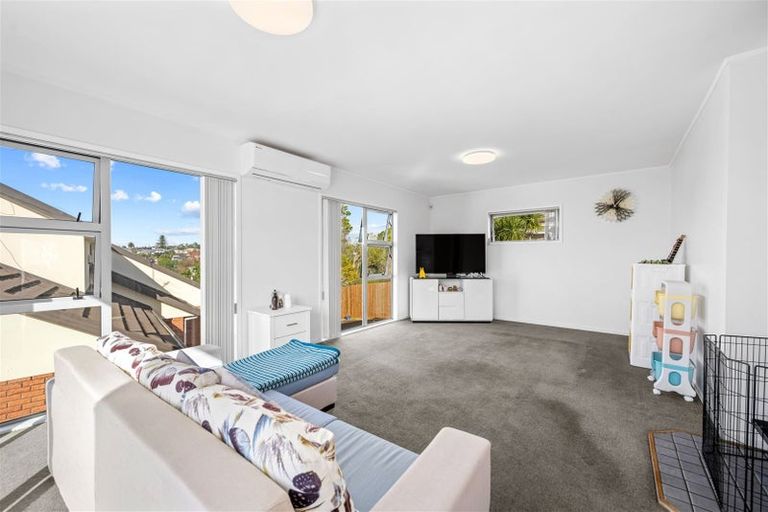 Photo of property in 1/37 Woodlands Crescent, Browns Bay, Auckland, 0630