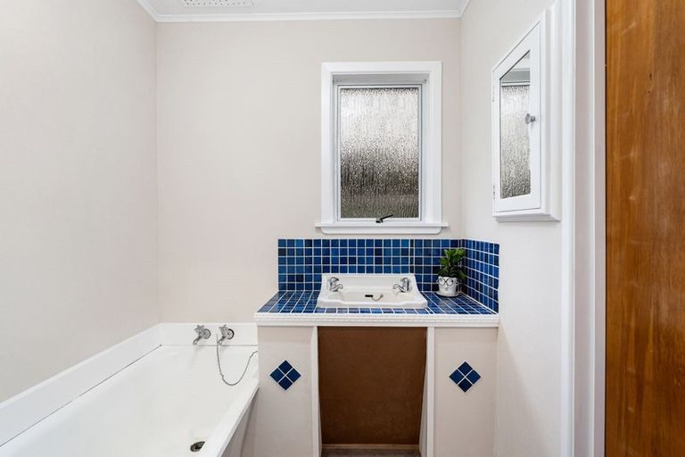 Photo of property in 31 Paritutu Road, Spotswood, New Plymouth, 4310