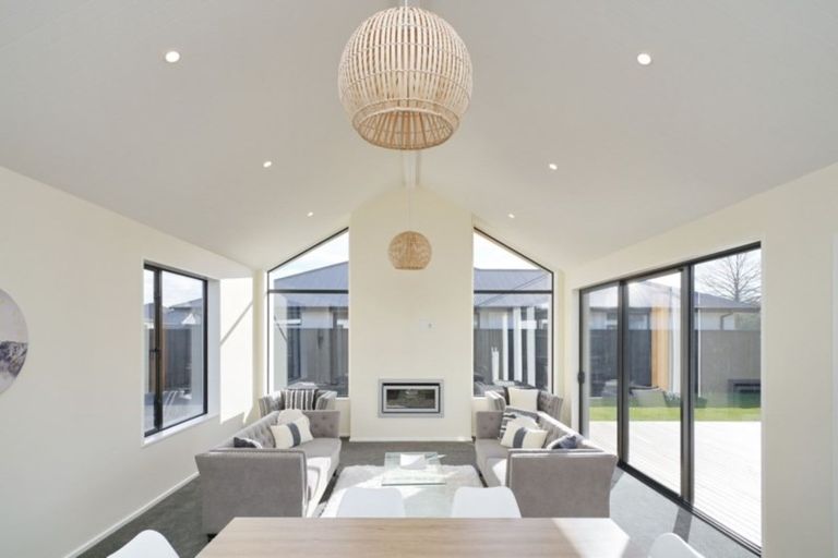 Photo of property in 2 Gerard Place, Rangiora, 7400