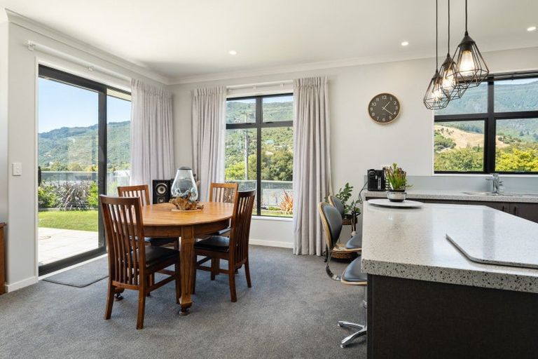 Photo of property in 10 Admiralty Place, Waikawa, Picton, 7220