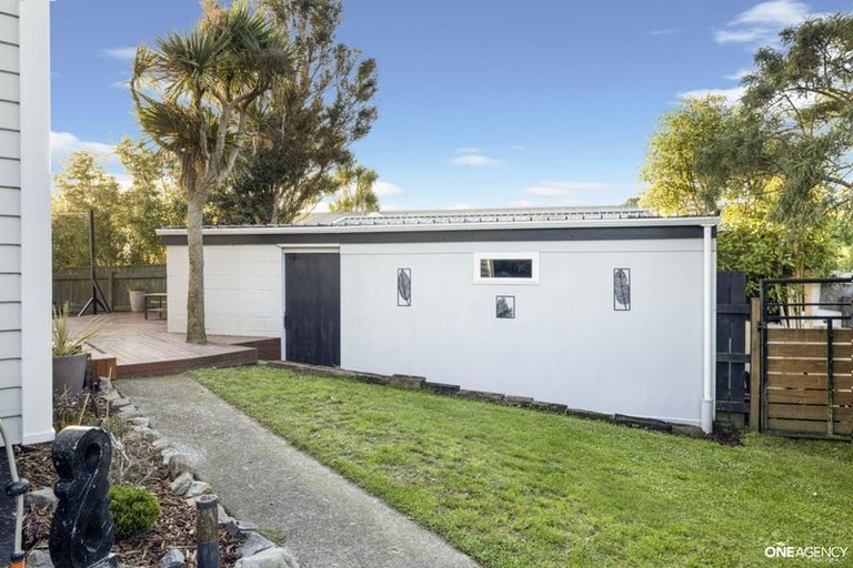 Photo of property in 22 Bartlett Grove, Tawa, Wellington, 5028