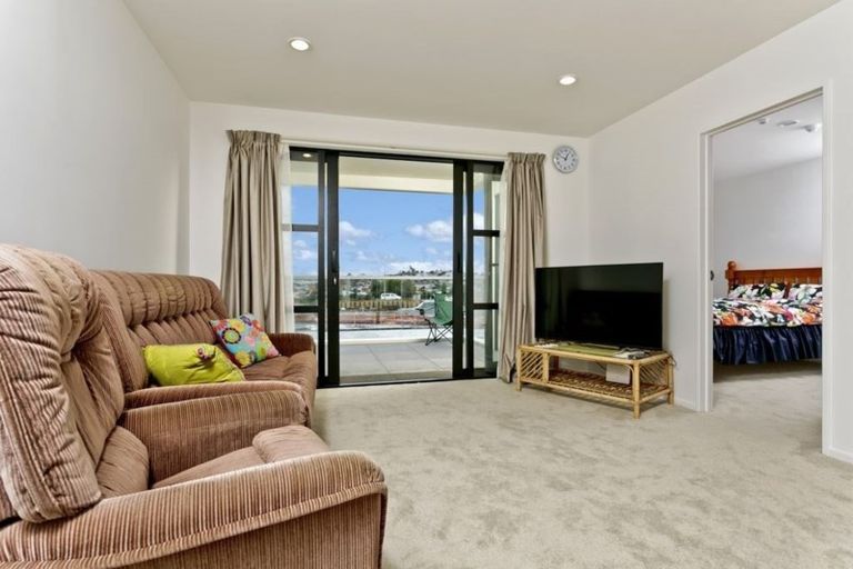 Photo of property in Apollo Apartments, 201/46 Rosedale Road, Rosedale, Auckland, 0632