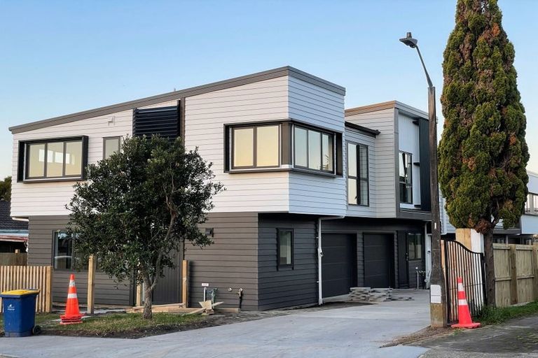 Photo of property in 15c Pipitea Place, Massey, Auckland, 0614