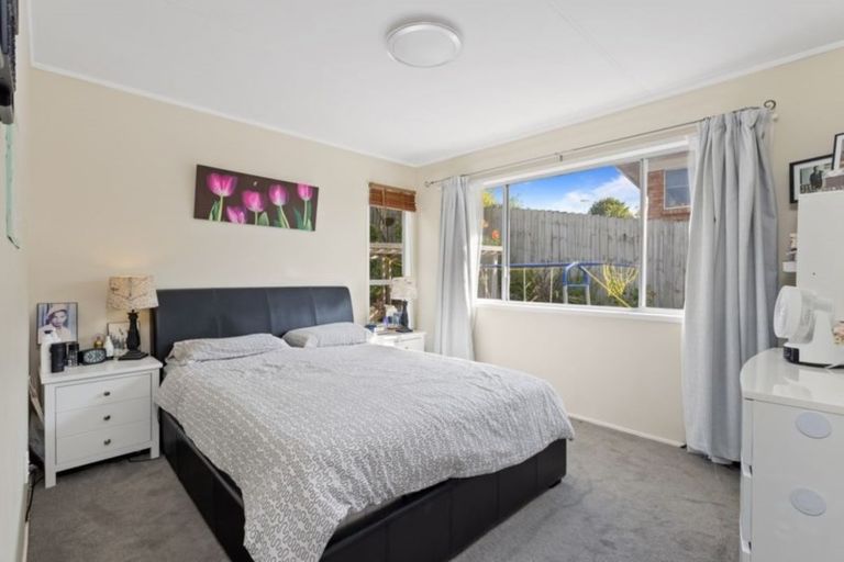 Photo of property in 52 Ayton Drive, Totara Vale, Auckland, 0629