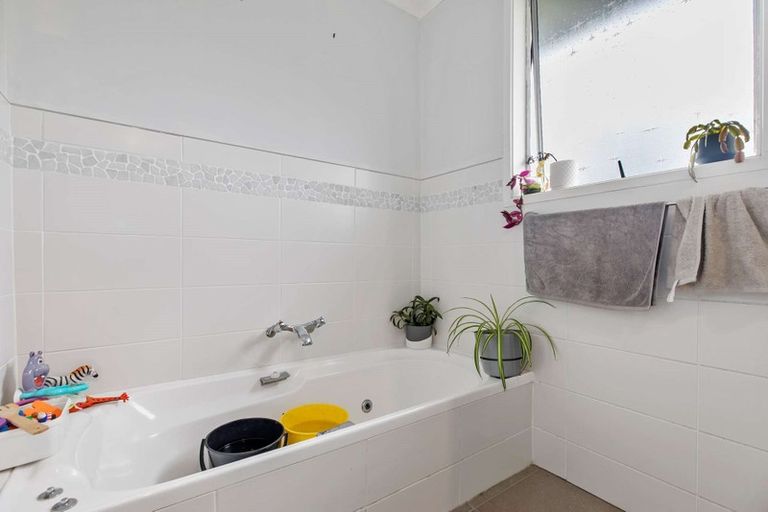 Photo of property in 26 Sunline Avenue, Massey, Auckland, 0614