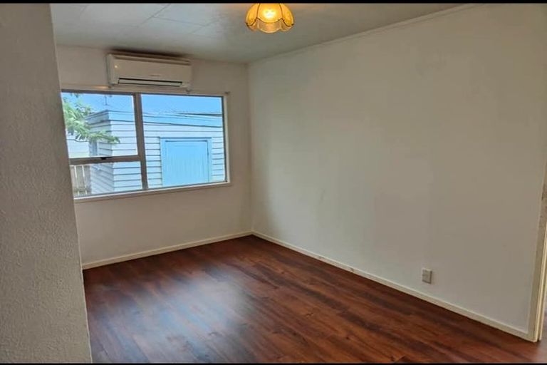 Photo of property in 15 Bundena Place, Clendon Park, Auckland, 2103