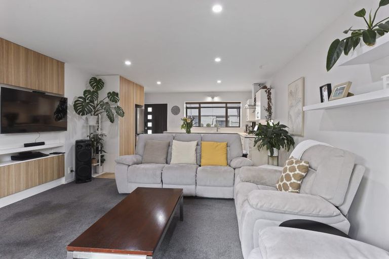 Photo of property in 10 Pyatt Place, Redwood, Christchurch, 8051