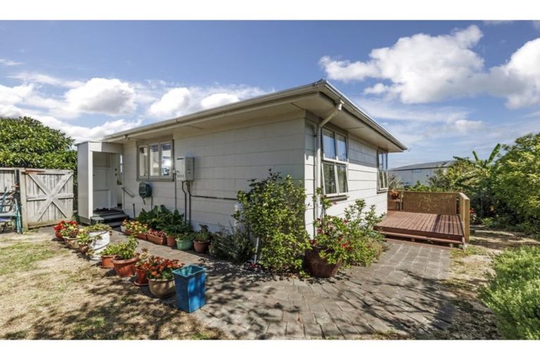 Photo of property in 1/412 East Coast Road, Sunnynook, Auckland, 0630