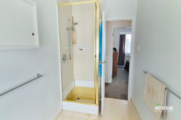 Photo of property in 24 Sherwood Avenue, Te Atatu South, Auckland, 0610