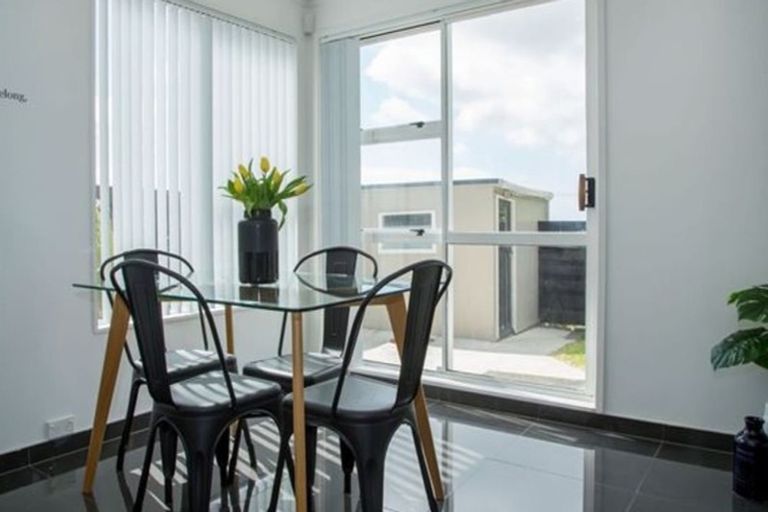 Photo of property in 12a Kingsbridge Place, Newlands, Wellington, 6037