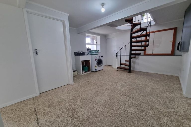 Photo of property in 1 Selwyn Crescent, Forrest Hill, Auckland, 0620