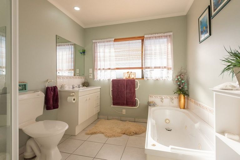 Photo of property in 2 Taranui Way, Paraparaumu Beach, Paraparaumu, 5032