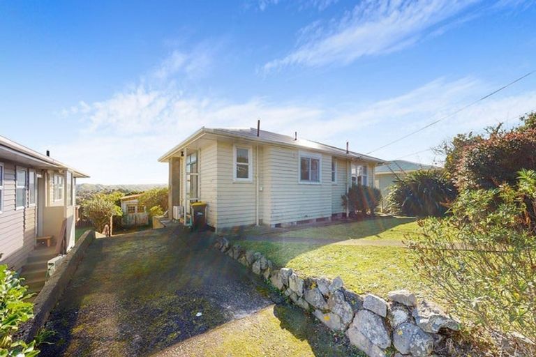 Photo of property in 22 Link Road, Newlands, Wellington, 6037
