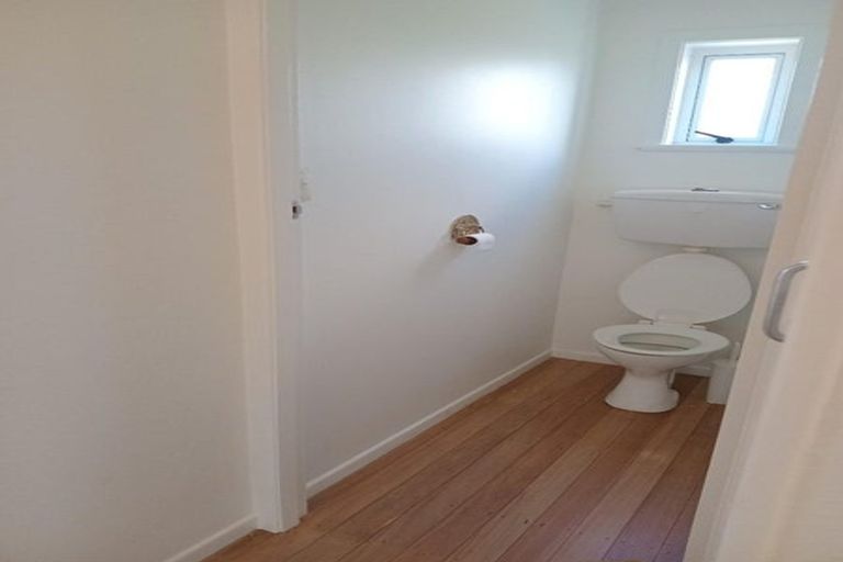 Photo of property in 8 Dawnhaven Drive, Te Atatu Peninsula, Auckland, 0610