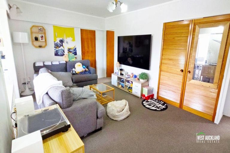 Photo of property in 24 Sherwood Avenue, Te Atatu South, Auckland, 0610