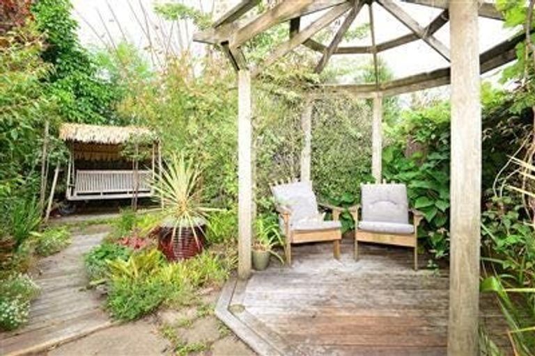 Photo of property in 2 Tyrico Close, Unsworth Heights, Auckland, 0632