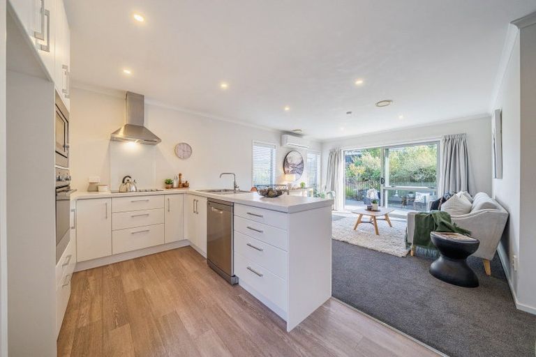 Photo of property in 92 Sunstone Crescent, Timberlea, Upper Hutt, 5018