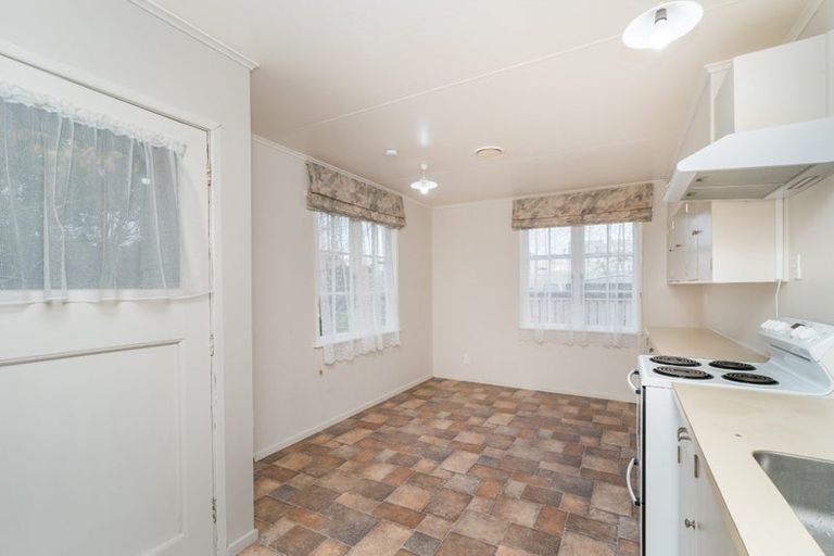 Photo of property in 15b Wikiriwhi Crescent, Awapuni, Palmerston North, 4412