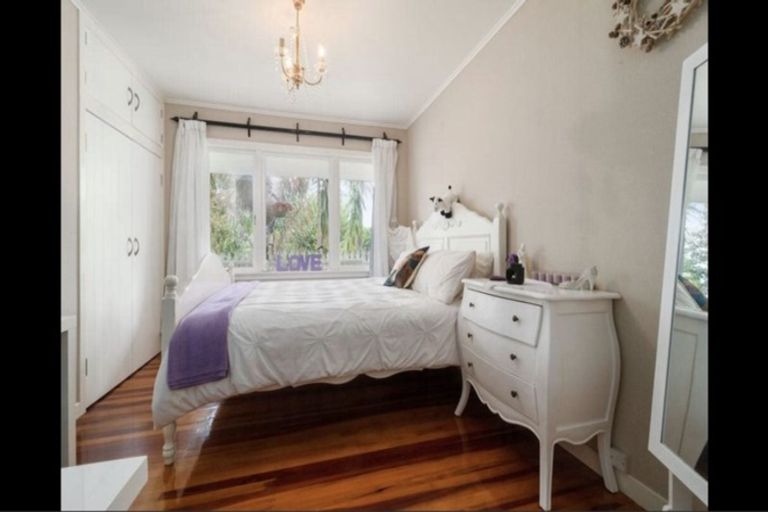 Photo of property in 94 Colwill Road, Massey, Auckland, 0614