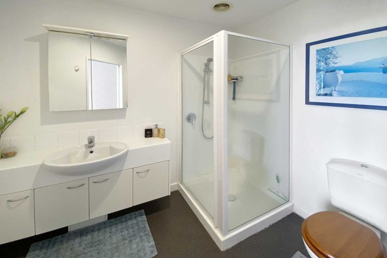 Photo of property in 7 Oakford Close, Riccarton, Christchurch, 8011