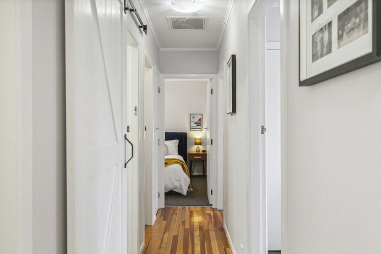 Photo of property in 15 Link Road, Newlands, Wellington, 6037