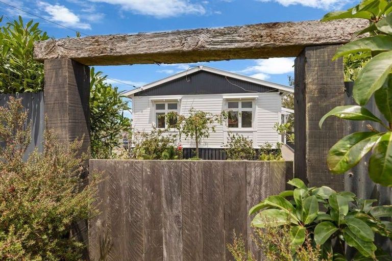 Photo of property in 2 Ngahina Street, Marton, 4710