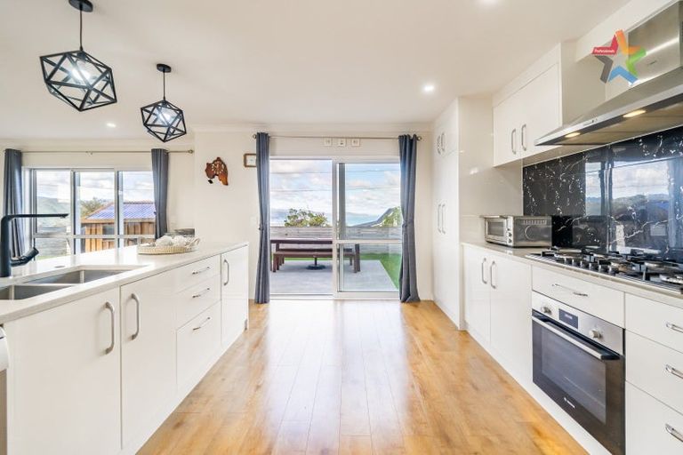 Photo of property in 2 Poto Road, Normandale, Lower Hutt, 5010