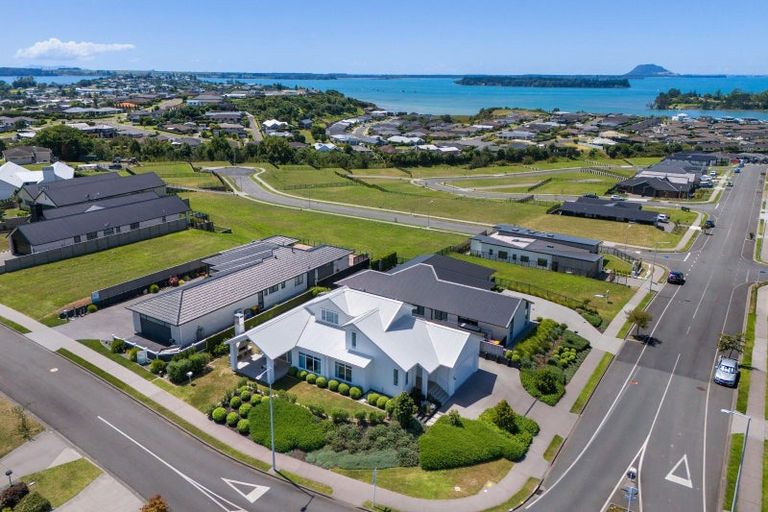 Photo of property in 2 Goldstone Place, Omokoroa, 3114