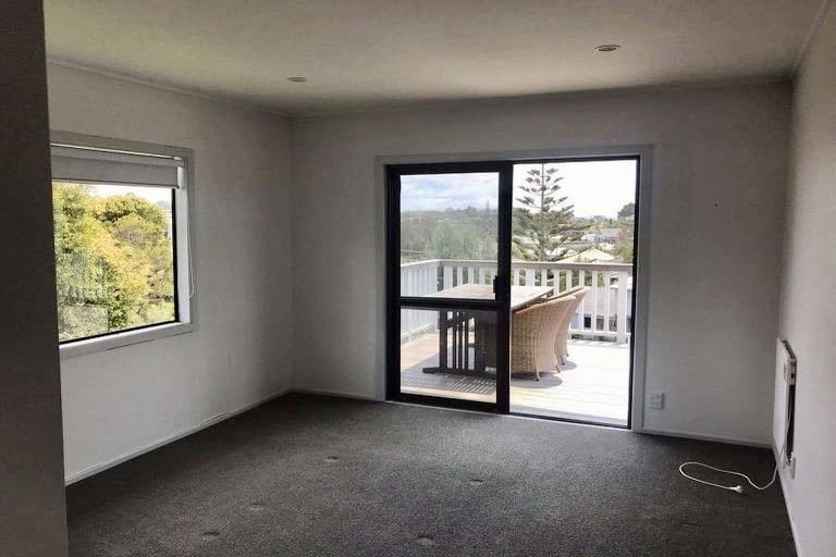 Photo of property in 5 Holiday Road, Stanmore Bay, Whangaparaoa, 0932