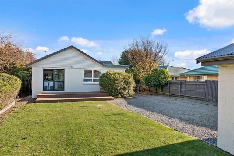 Photo of property in 20 Avonhead Road, Avonhead, Christchurch, 8042