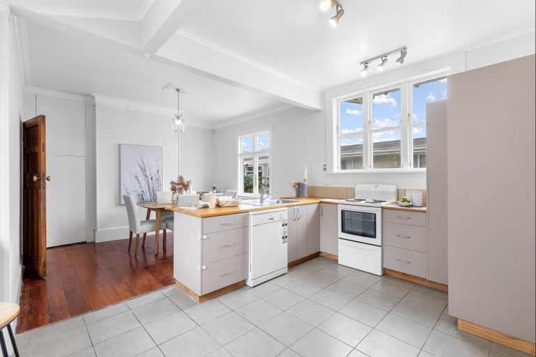 Photo of property in 36 Kingswood Street, Takaro, Palmerston North, 4412