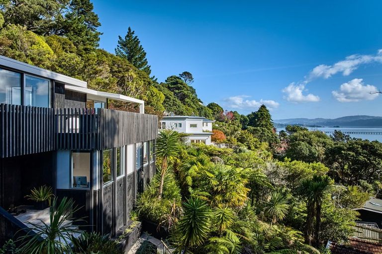Photo of property in 4 Francis Bell Grove, Lowry Bay, Lower Hutt, 5013