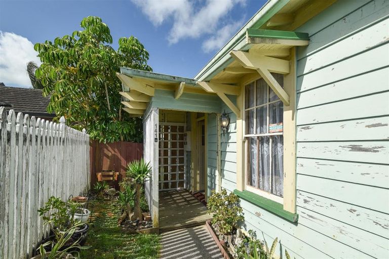 Photo of property in 141 Colwill Road, Massey, Auckland, 0614